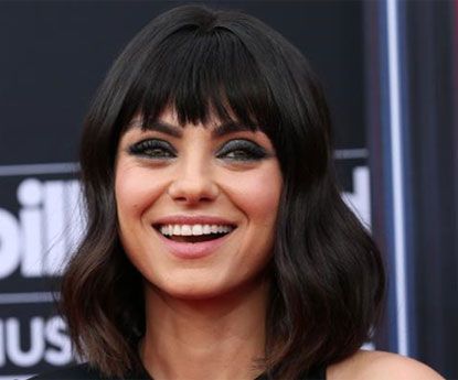 A franja de Mila Kunis vai-se tornar moda neste Verão