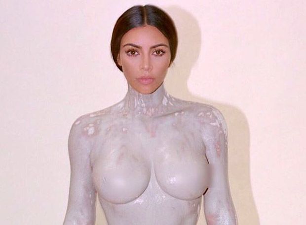 Kim Kardashian totalmente nua para a promoção da sua nova fragrância