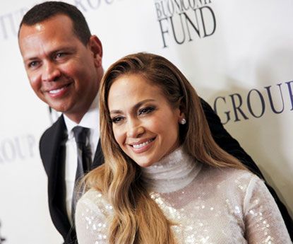 Jennifer Lopez aposta em lantejoulas brancas e deslumbra