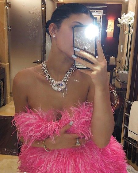 Kylie Jenner comemora data com vestido de luxo