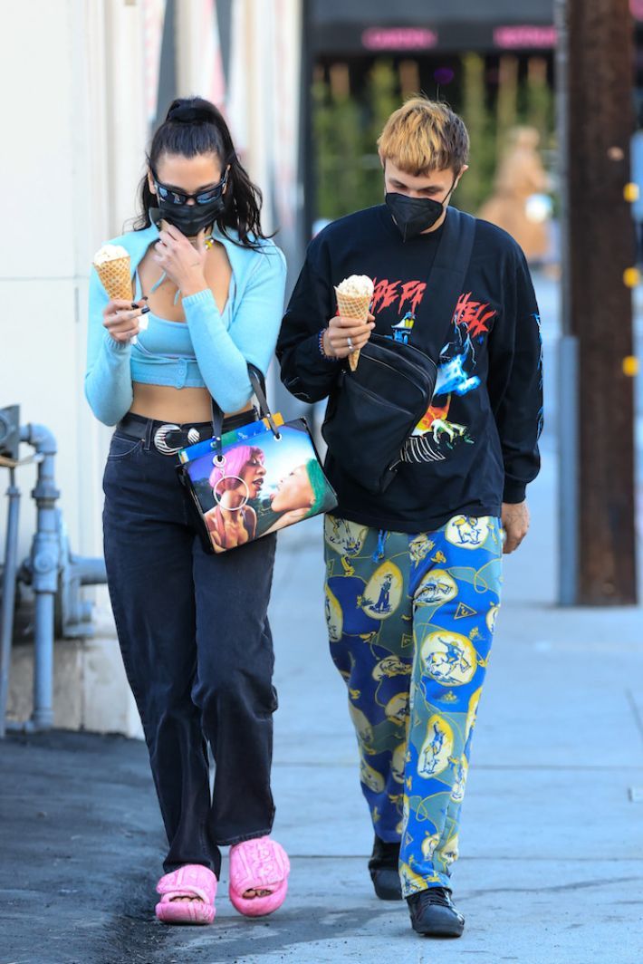 O street style das celebridades está de volta aos anos 90