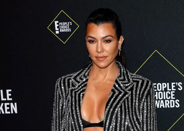 Kourtney Kardashian está irreconhecível com cabelo loiro