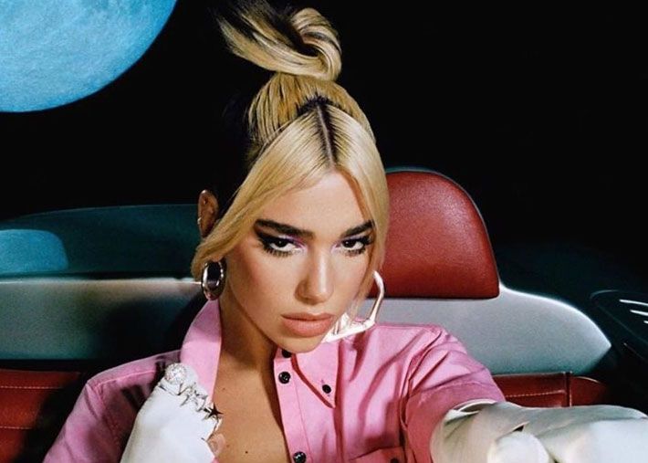 Dua Lipa no Instagram dá-nos uma lição de estilo num mini black dress