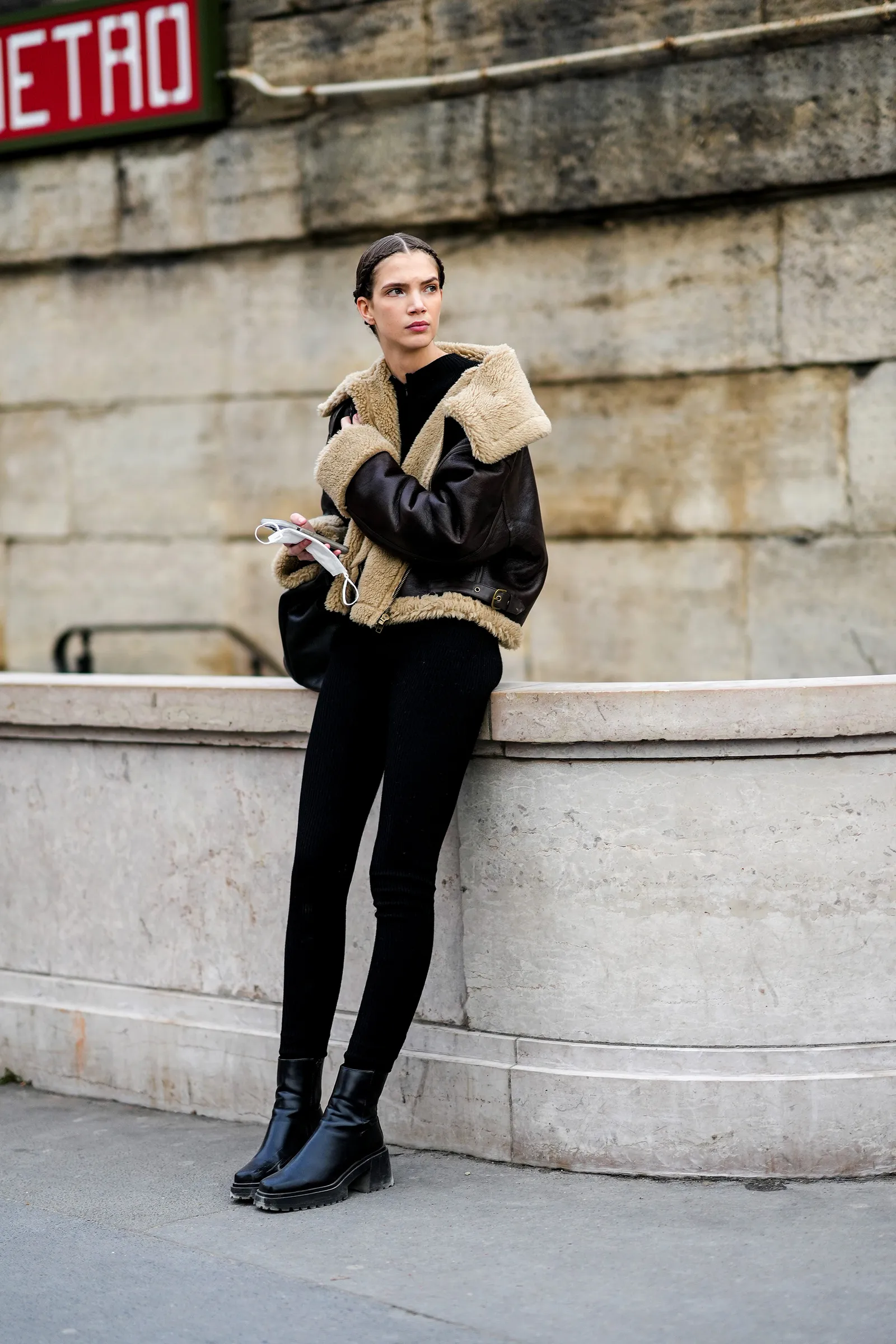 Leggings com botas de sola track: a combinação perfeita