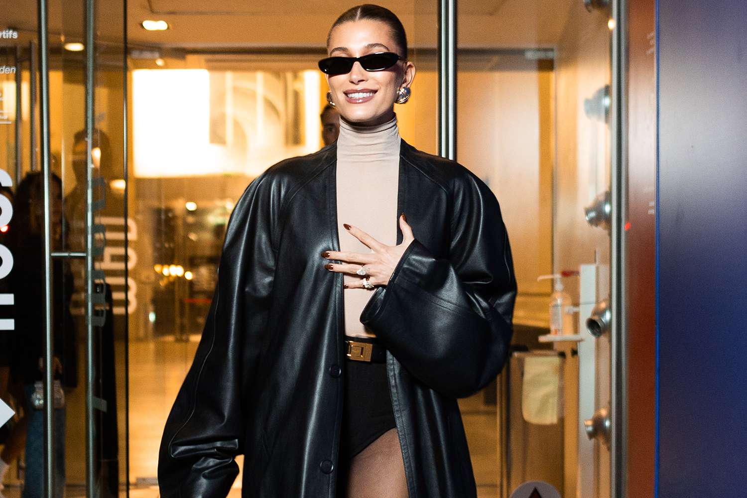 Hailey Bieber e a tendência de calçado mais querida