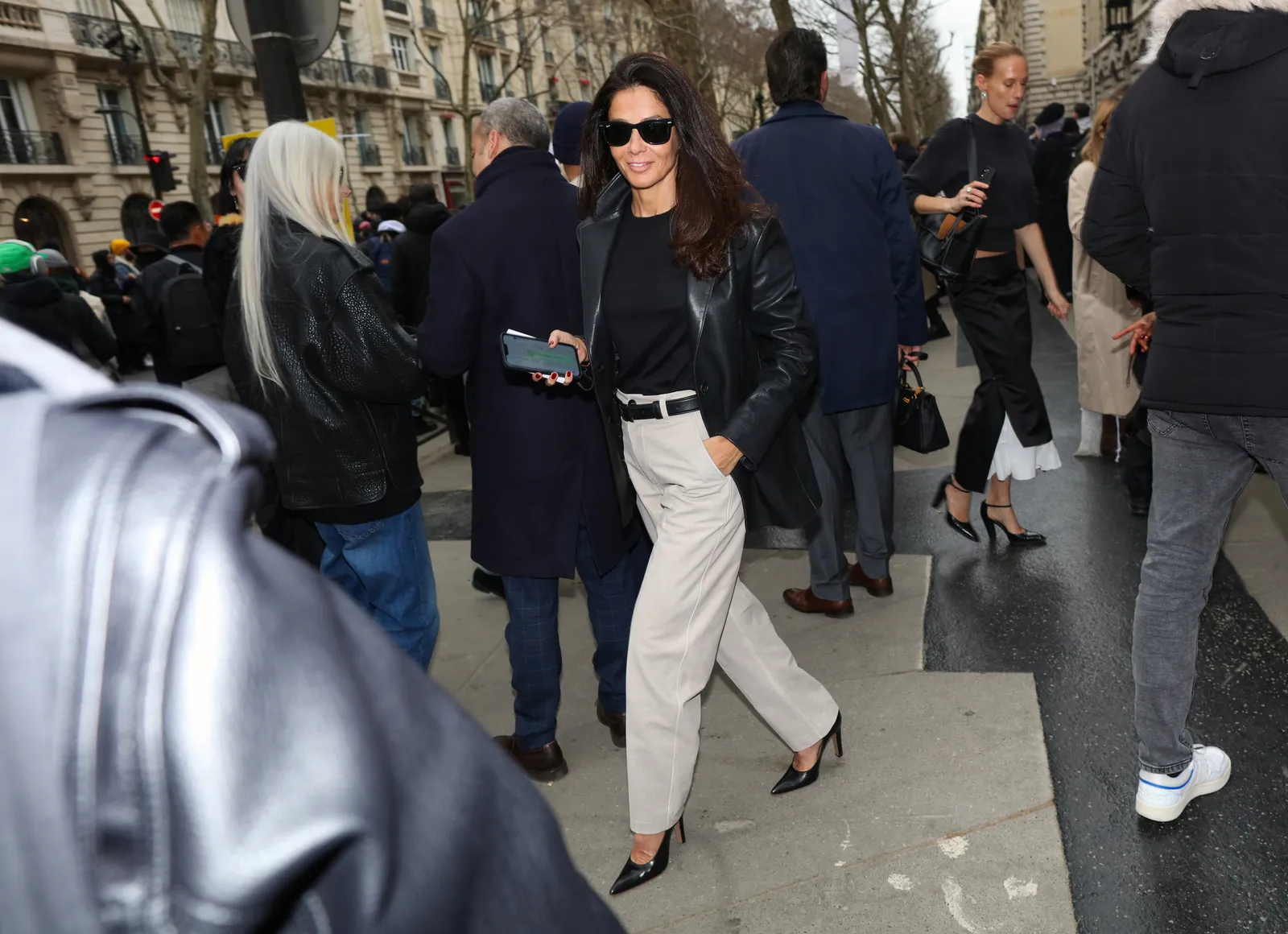 Como combinar camisas com jeans cintura alta