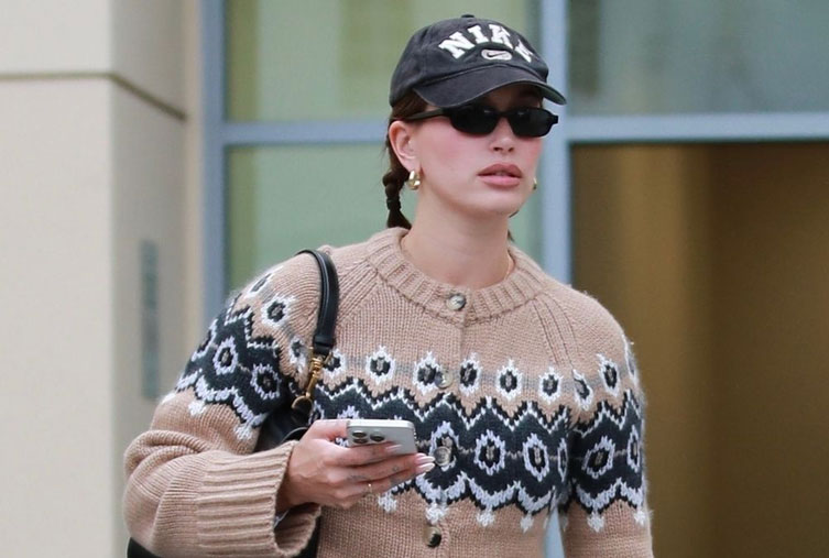 Hailey Bieber "in" com minissaia e camisola grossa