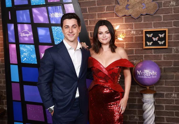 O vestido vermelho escultural de Selena Gomez