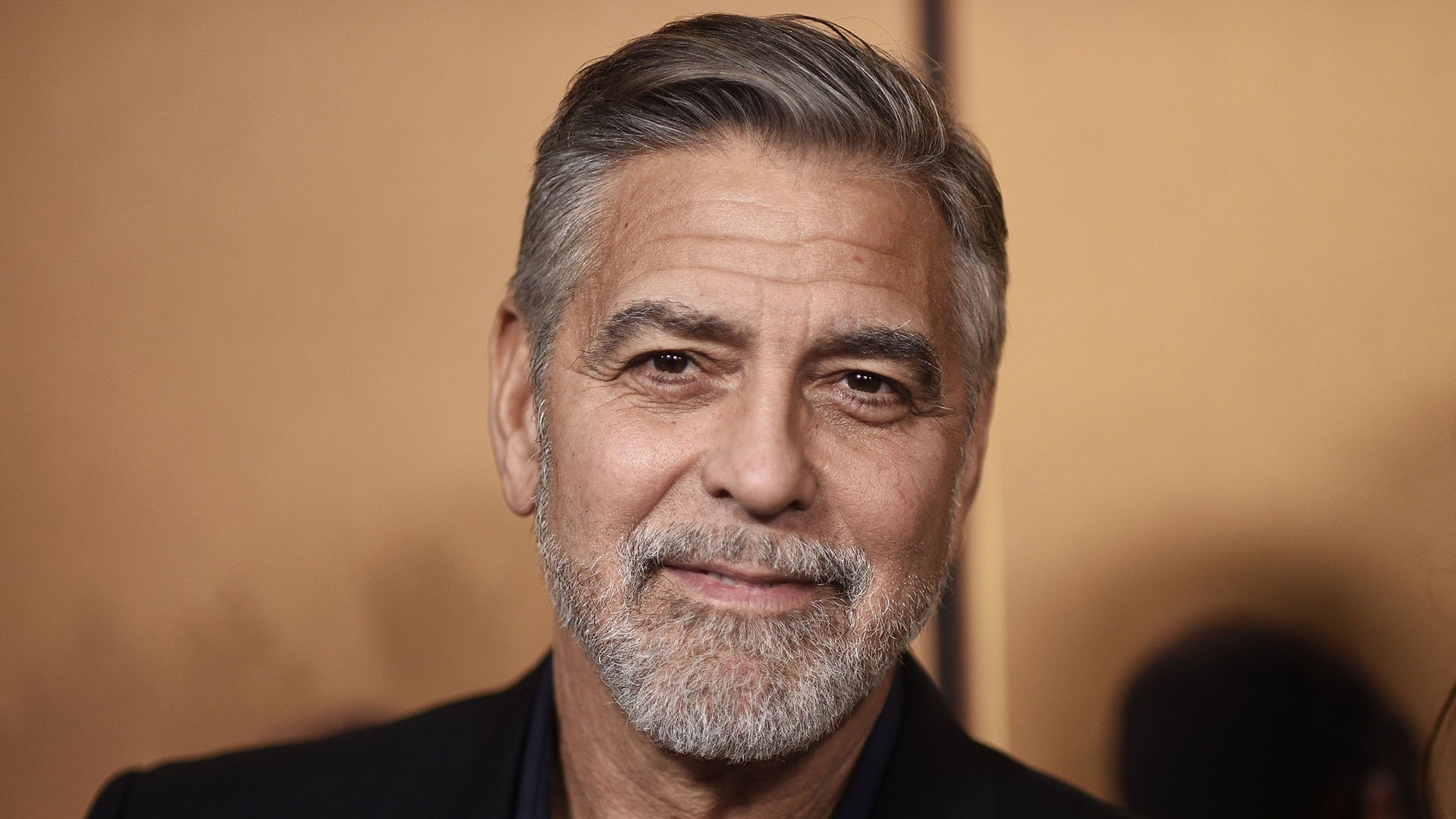 George Clooney irreconhecível após transformação capilar