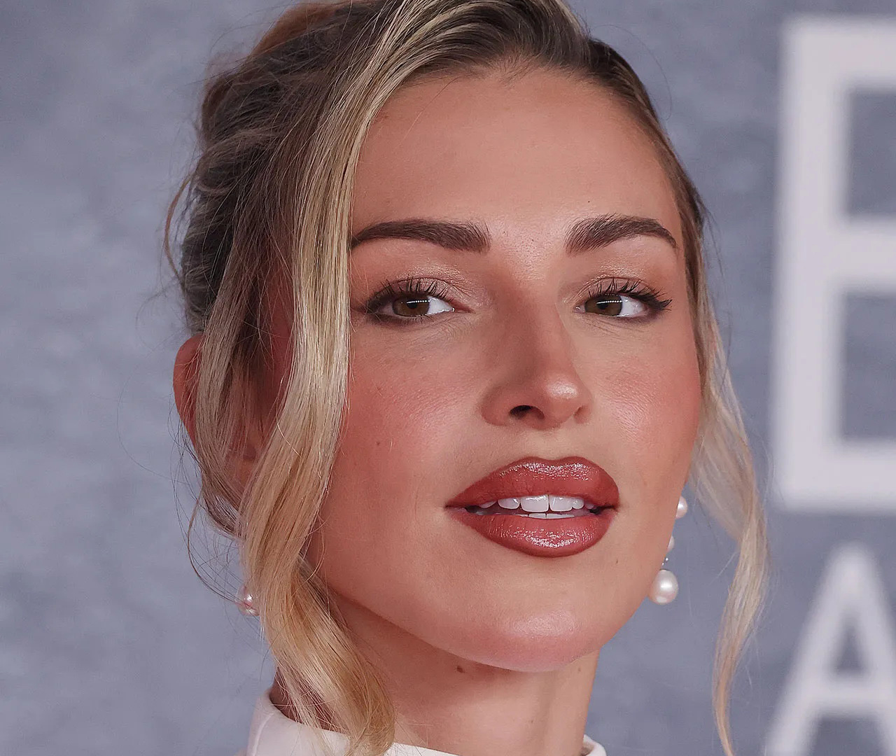 Os 10 looks de beleza incríveis dos Brit Awards 2025