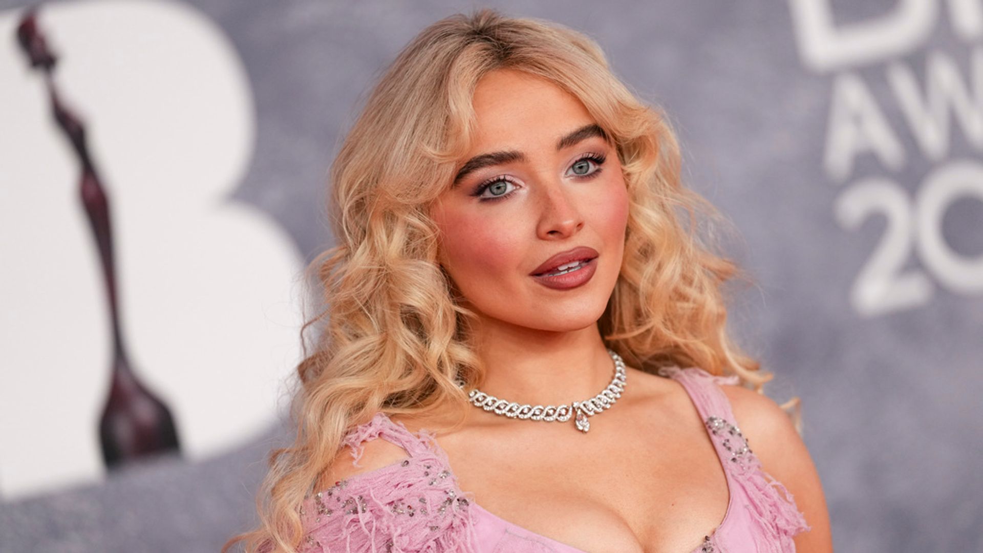 Brit Awards 2025: os melhores looks da passadeira vermelha
