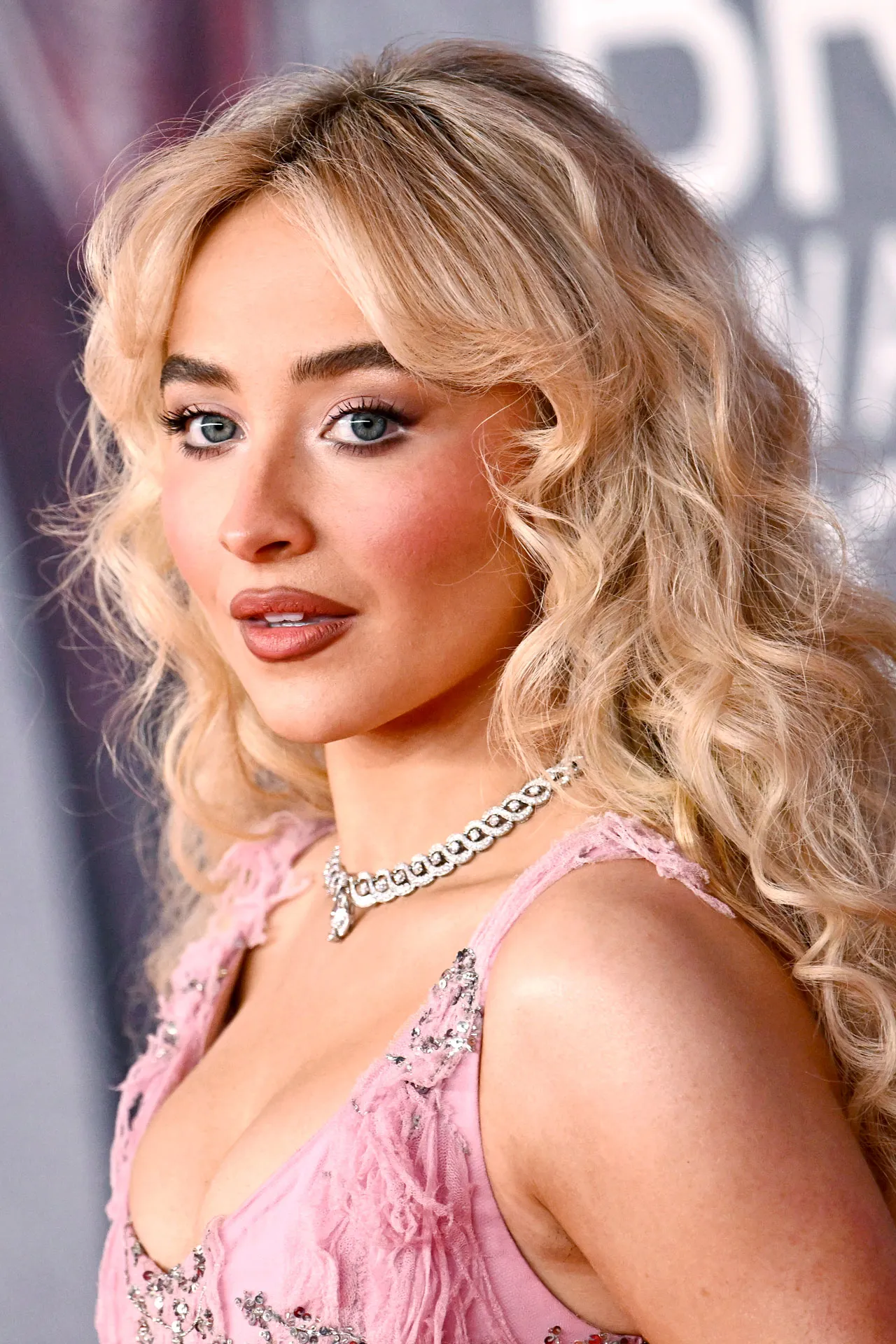 Os 10 looks de beleza incríveis dos Brit Awards 2025