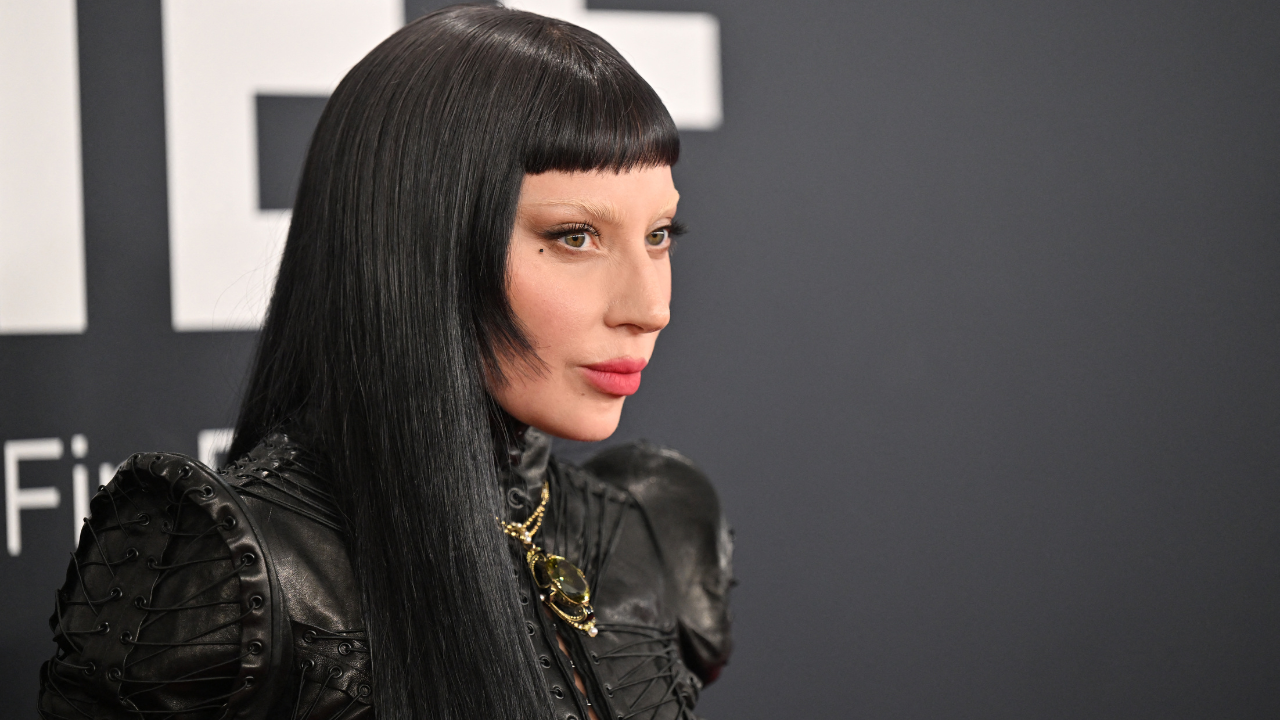 Lady Gaga corta o cabelo depois de novo visual nos Grammy