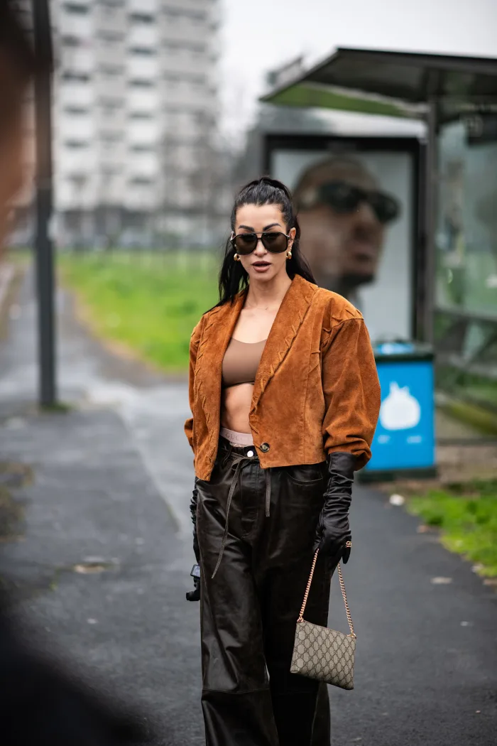 Street Style de Milão troca camisas por soutiens