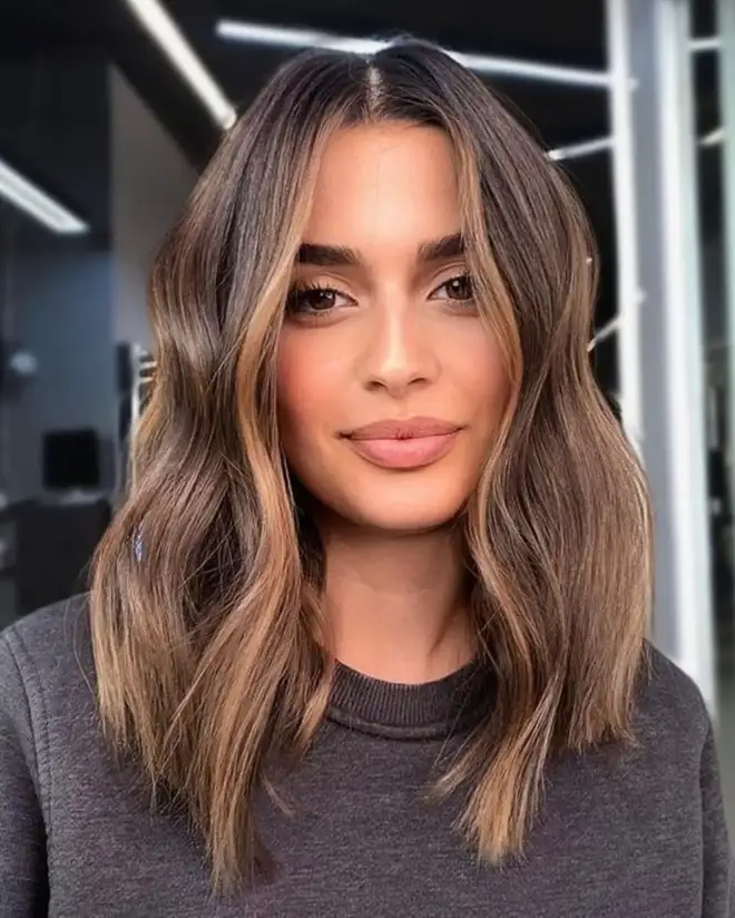 Cortes de cabelo médios escalado efeito antienvelhecimento