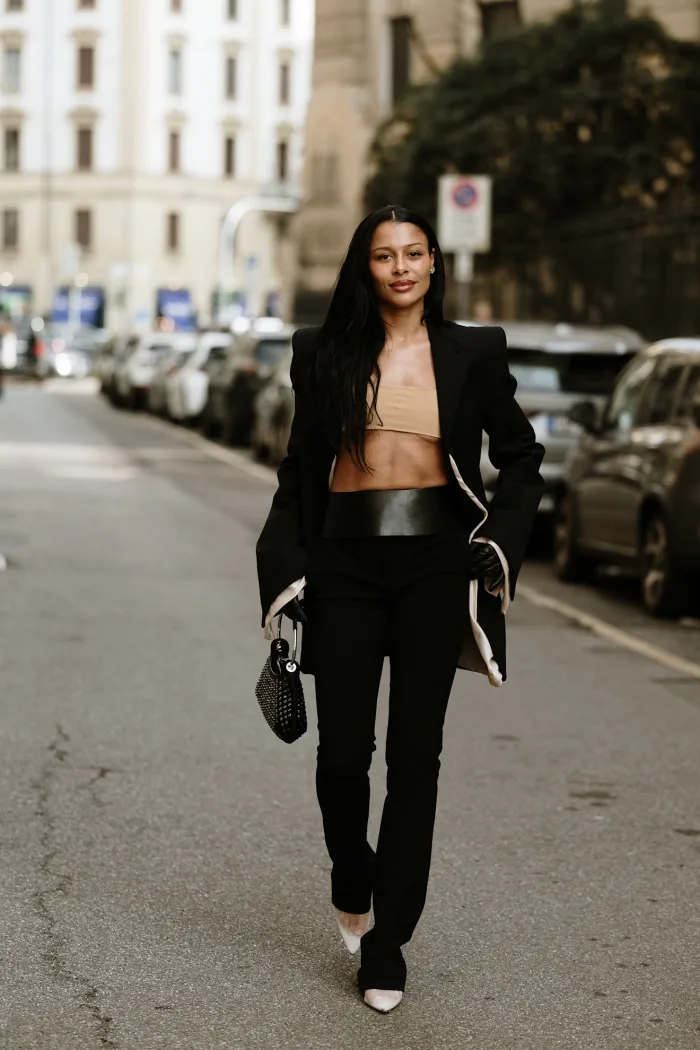 Street Style de Milão troca camisas por soutiens