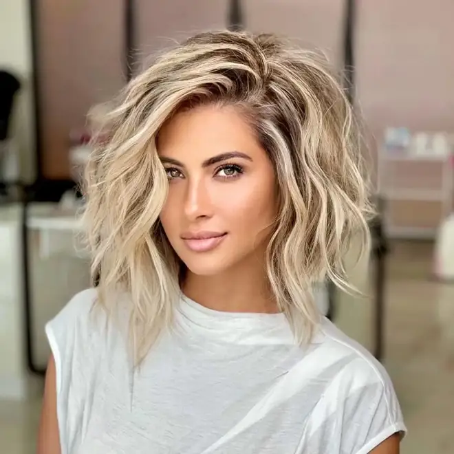 Cortes de cabelo médios escalado efeito antienvelhecimento