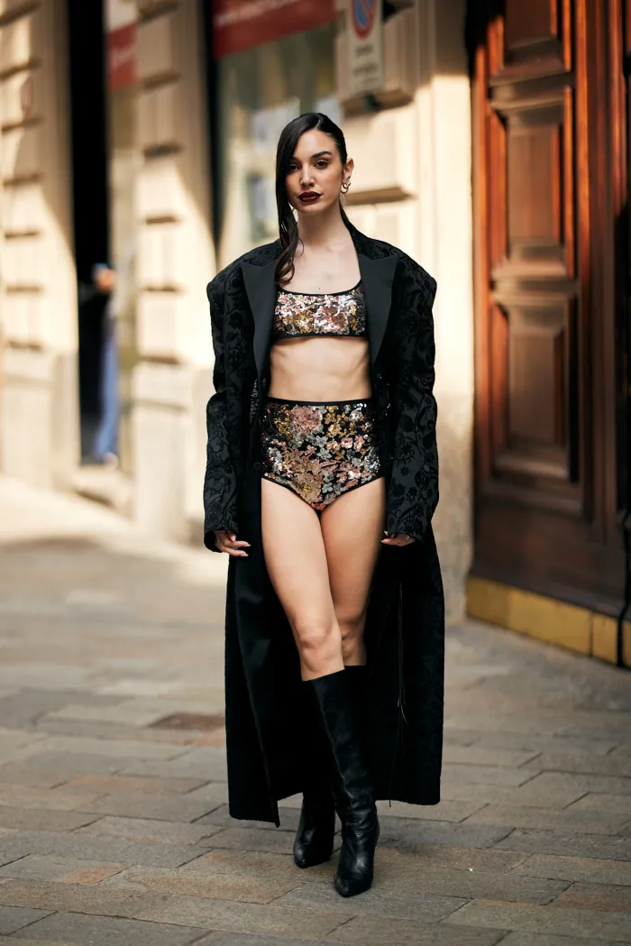 Street Style de Milão troca camisas por soutiens